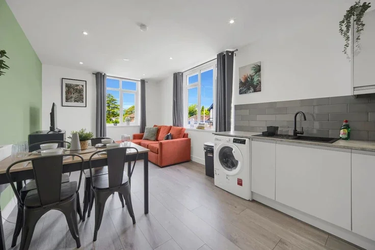Flat Cyncoed Road in Cardiff