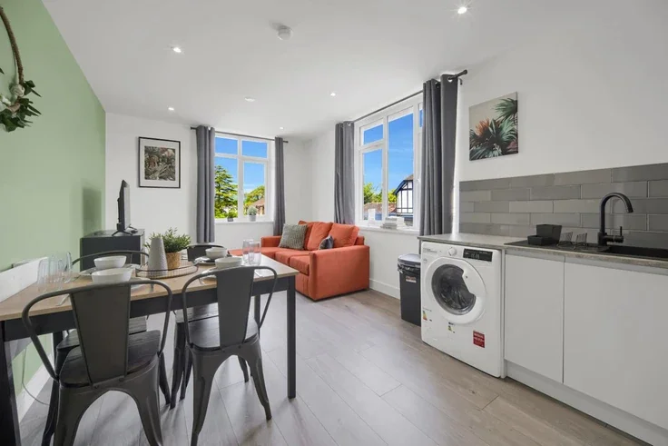 Flat Cyncoed Road in Cardiff