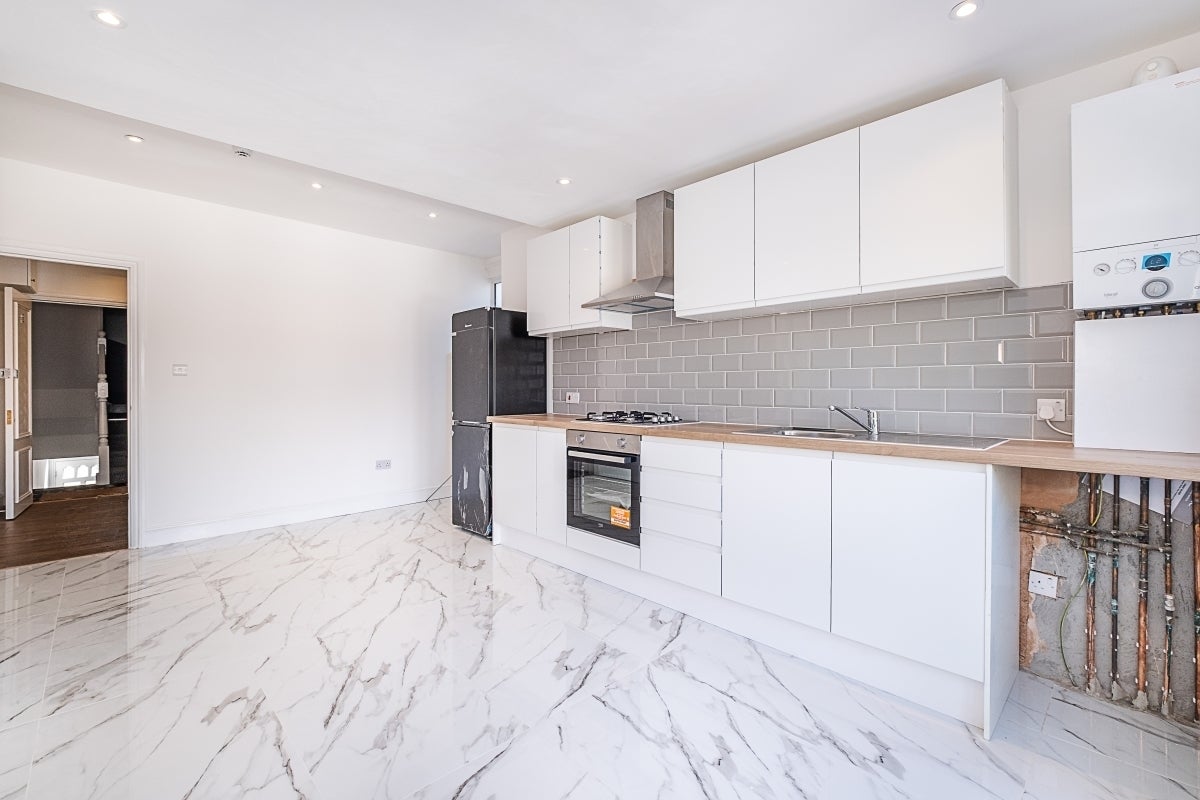 Flat Gambole Road in Greater London