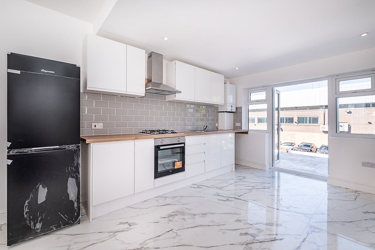 Flat Gambole Road in Greater London