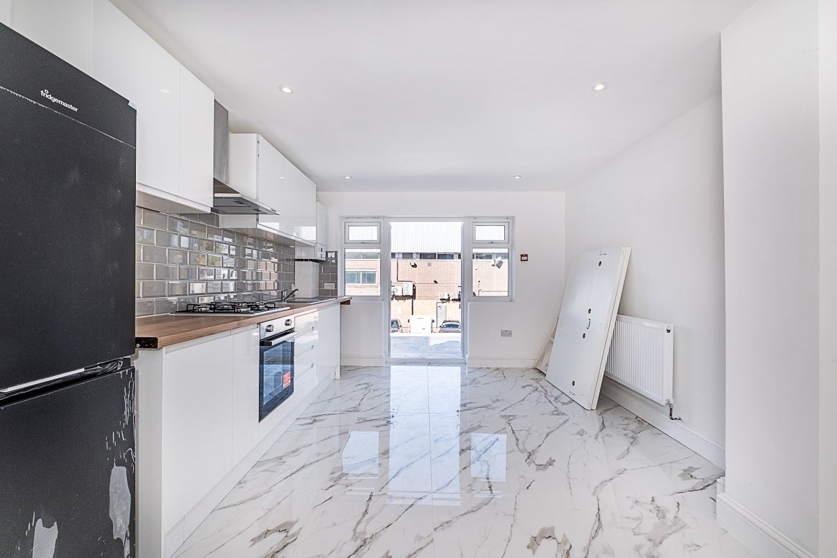Flat Gambole Road in Greater London