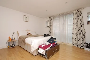 Flat Elm Crescent in Greater London