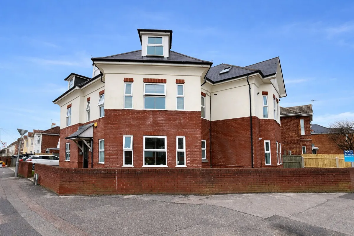 Flat Bennett Road in Bournemouth