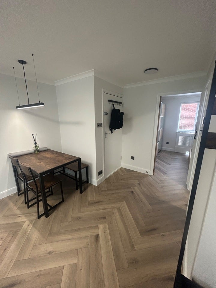 Flat Bollo Bridge Road in Greater London