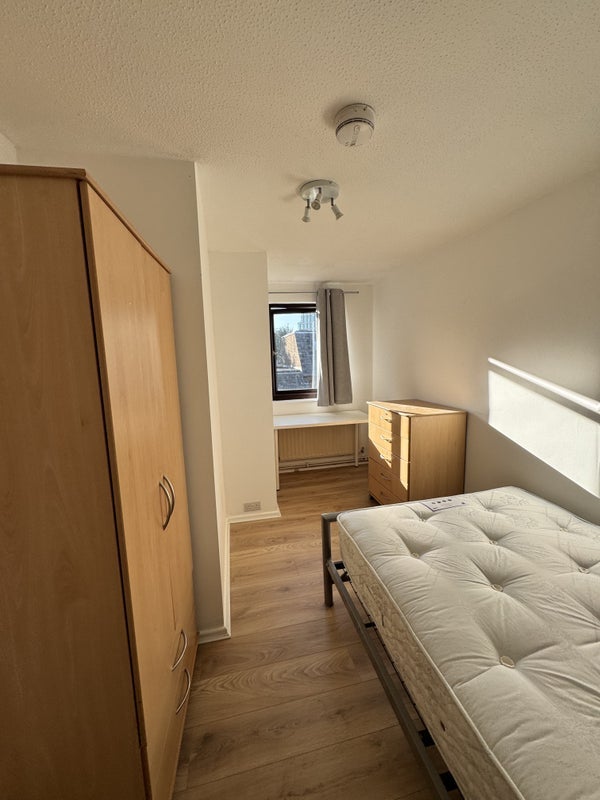 Room Wood Lane in Greater London