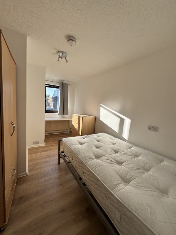 Room Wood Lane in Greater London