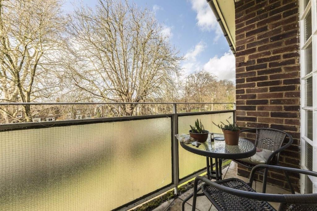 Flat Grange Road in Greater London