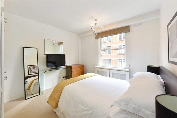 Flat Weymouth Street in London