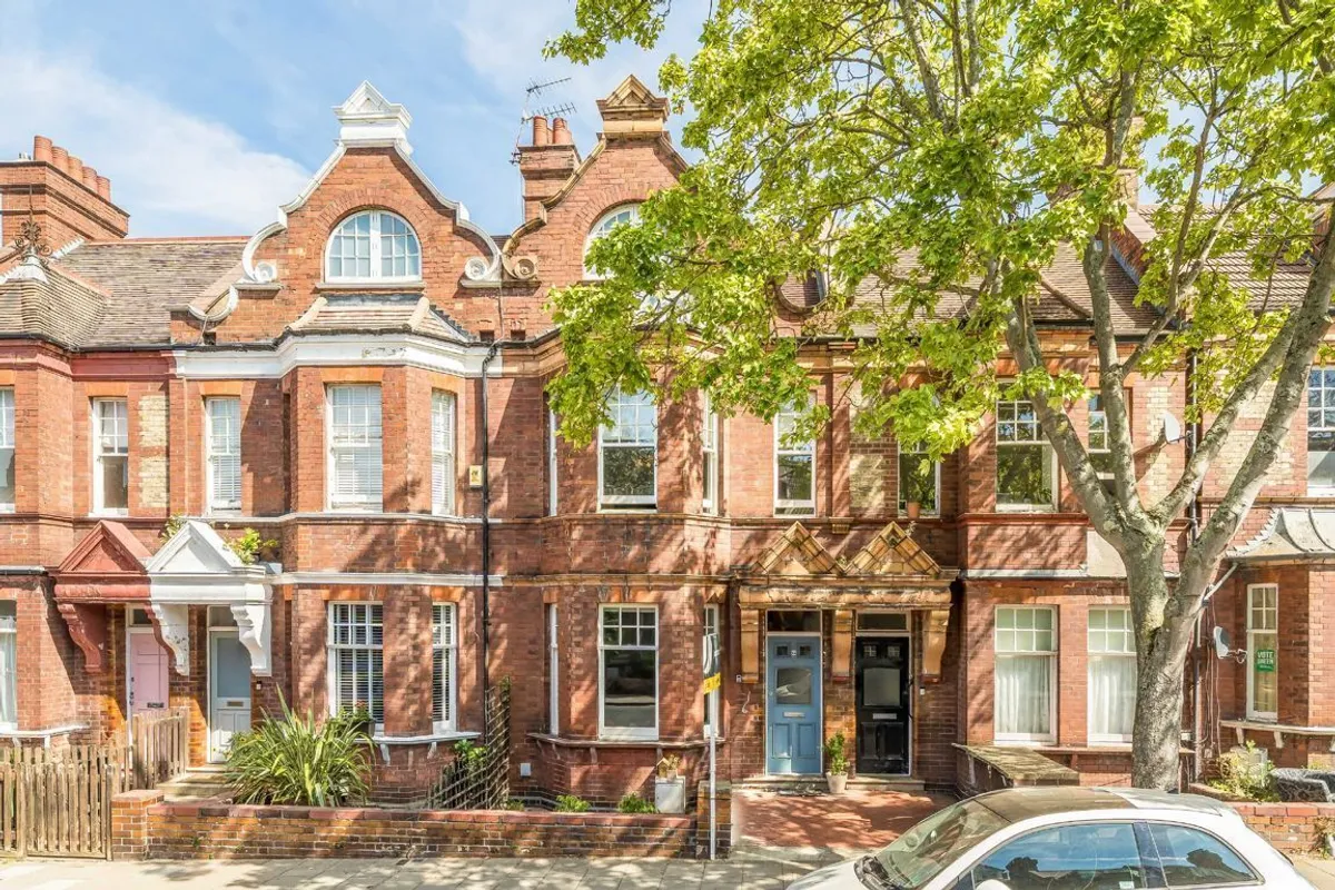 House Barcombe Avenue in Greater London