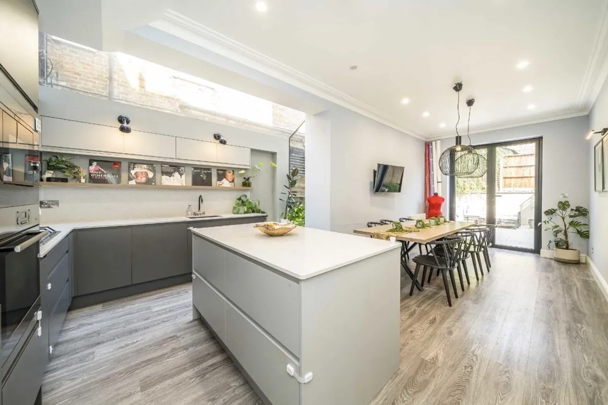 House Barcombe Avenue in Greater London
