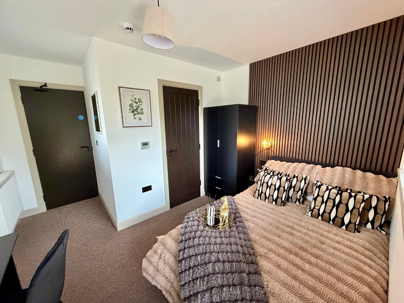 Room Warwick Road in Peterborough