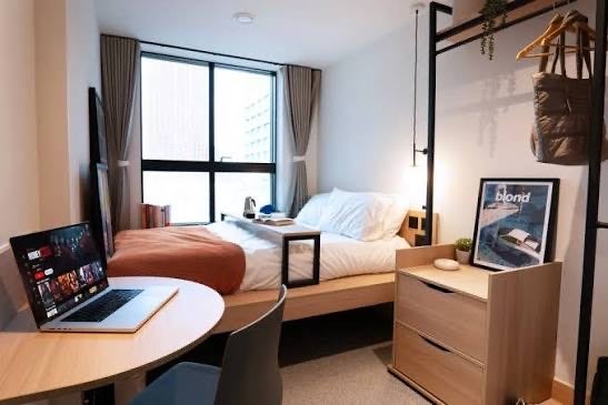 Room River Street in Manchester