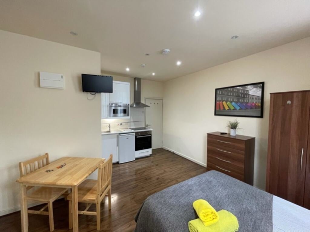 Flat Cranhurst Road in Greater London