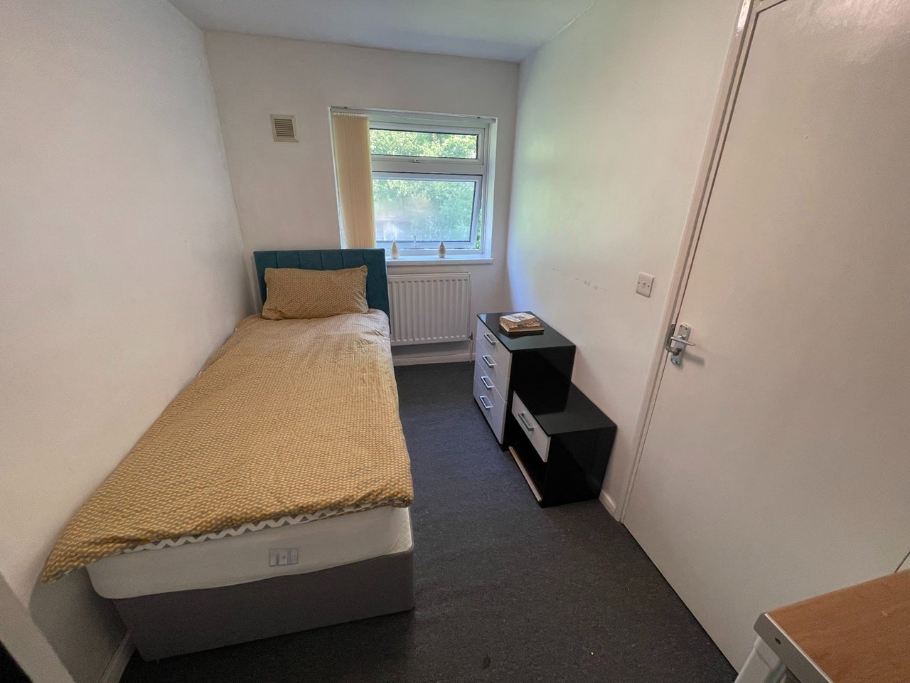 Room Lely Court in Corby