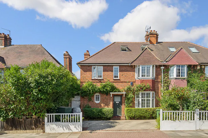 House Ellerton Road in Greater London