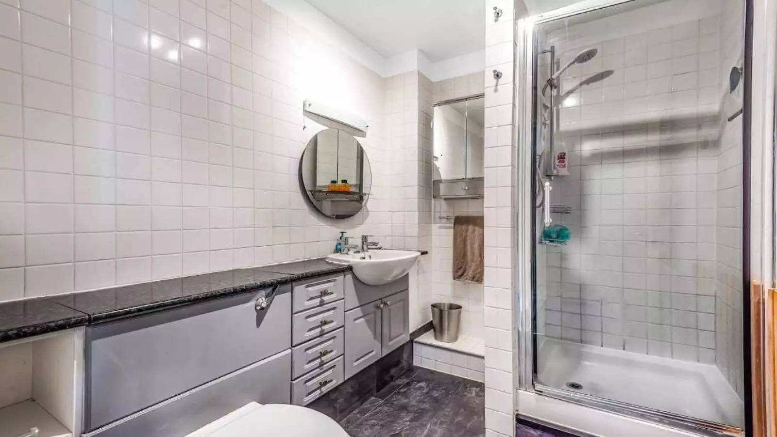Flat Tooley Street in Greater London