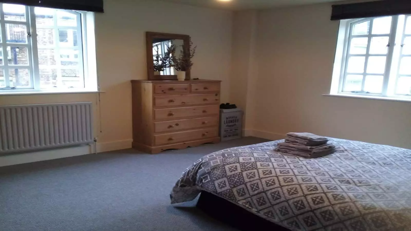 Flat Tooley Street in Greater London