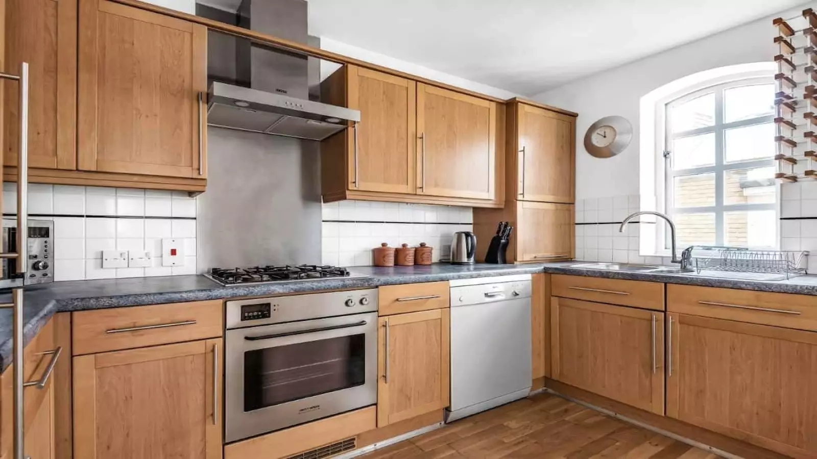 Flat Tooley Street in Greater London