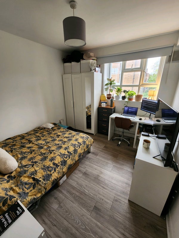 Room Broome Way in Greater London