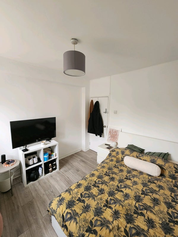 Room Broome Way in Greater London