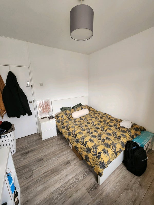 Room Broome Way in Greater London