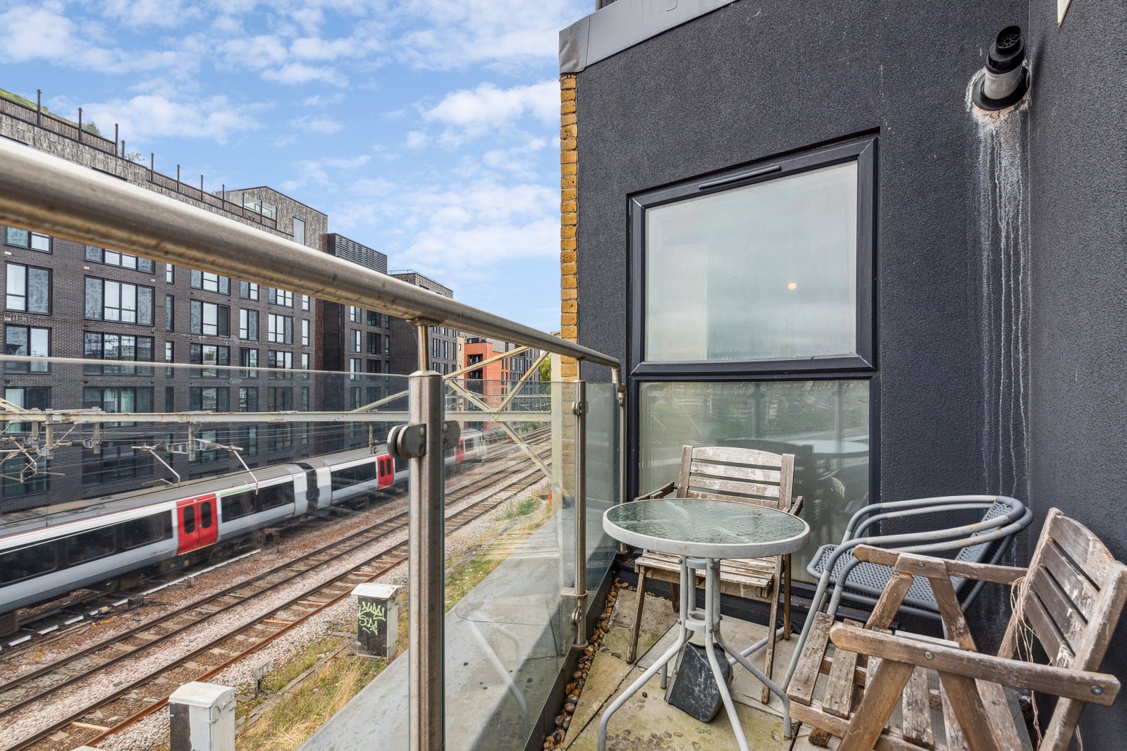 Flat Cudworth Street in Greater London