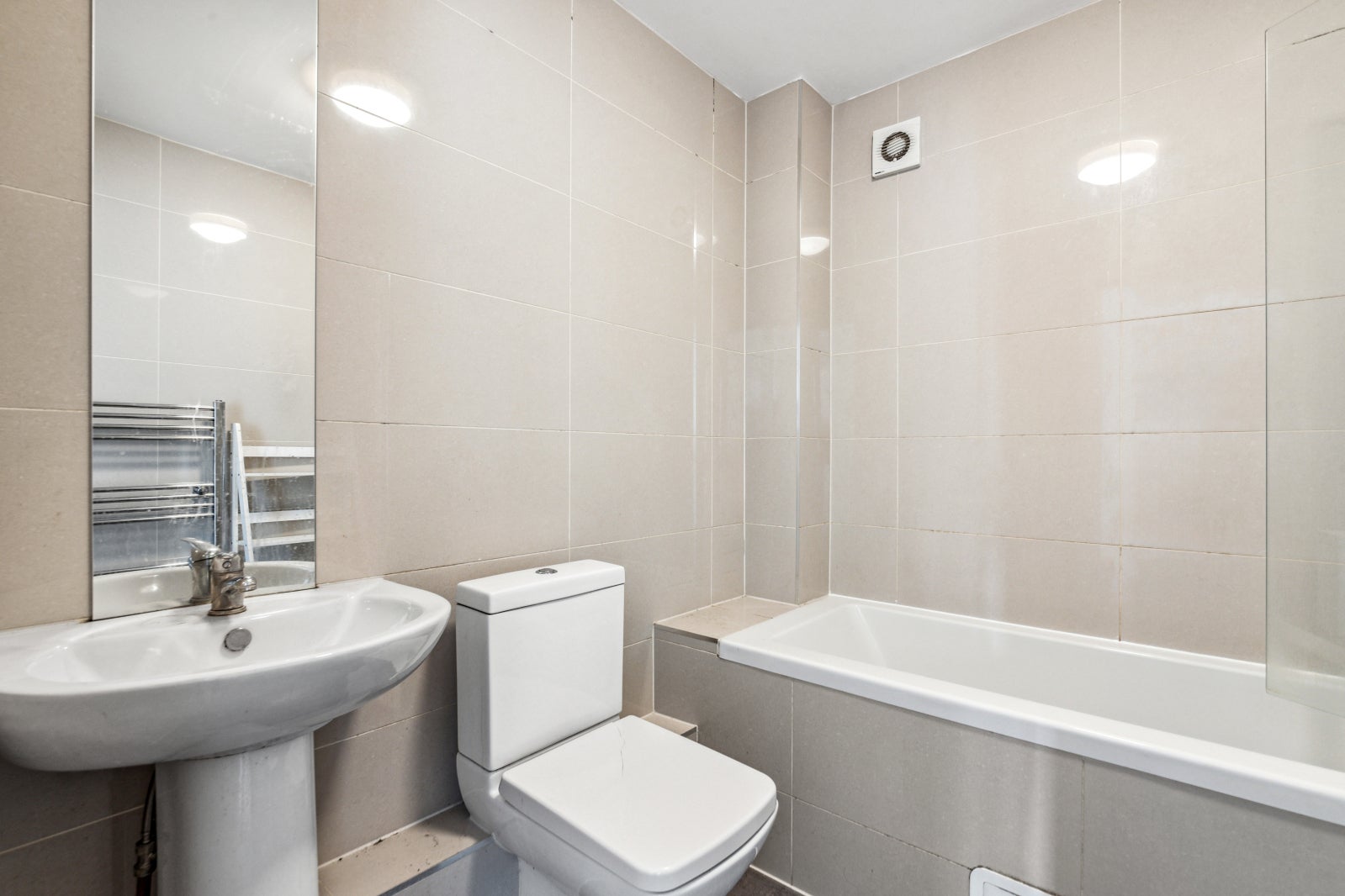 Flat Cudworth Street in Greater London