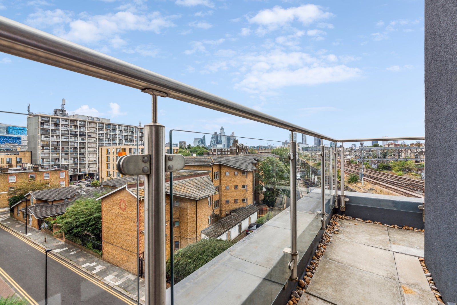 Flat Cudworth Street in Greater London