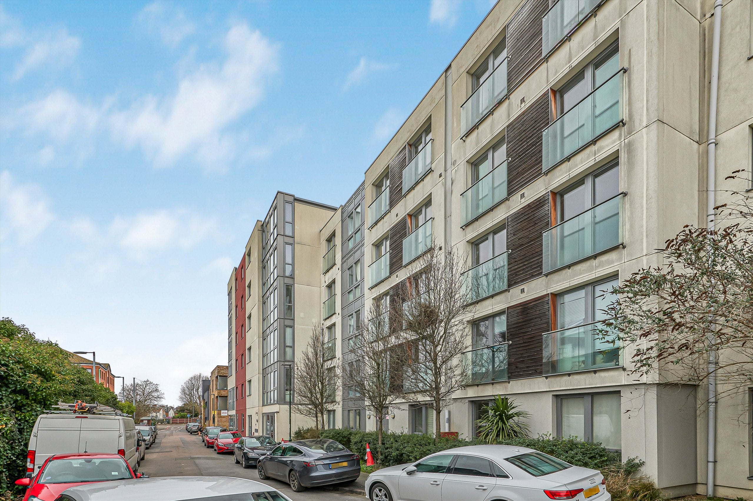 Flat Garden Road in Greater London