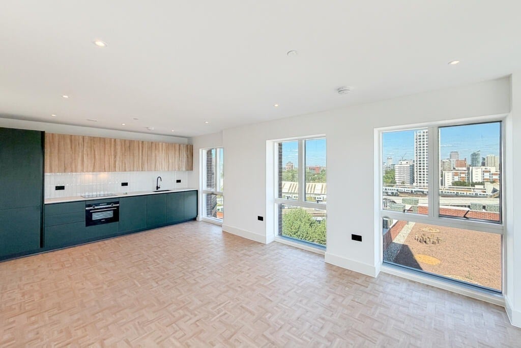 Flat Saint John's Hill in Greater London