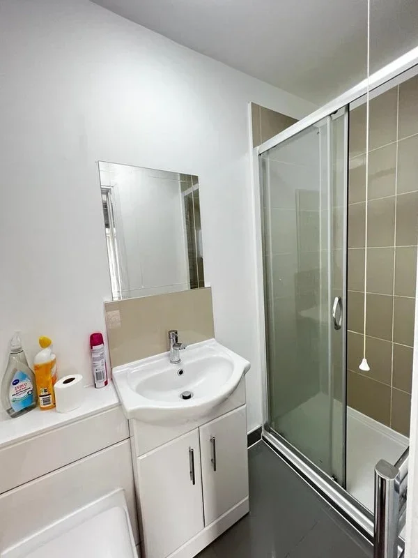 Room Kenworthy Road in Greater London