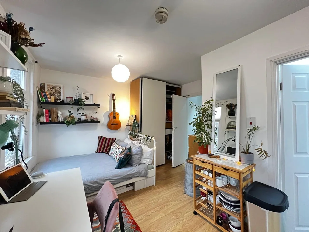 Room Kenworthy Road in Greater London