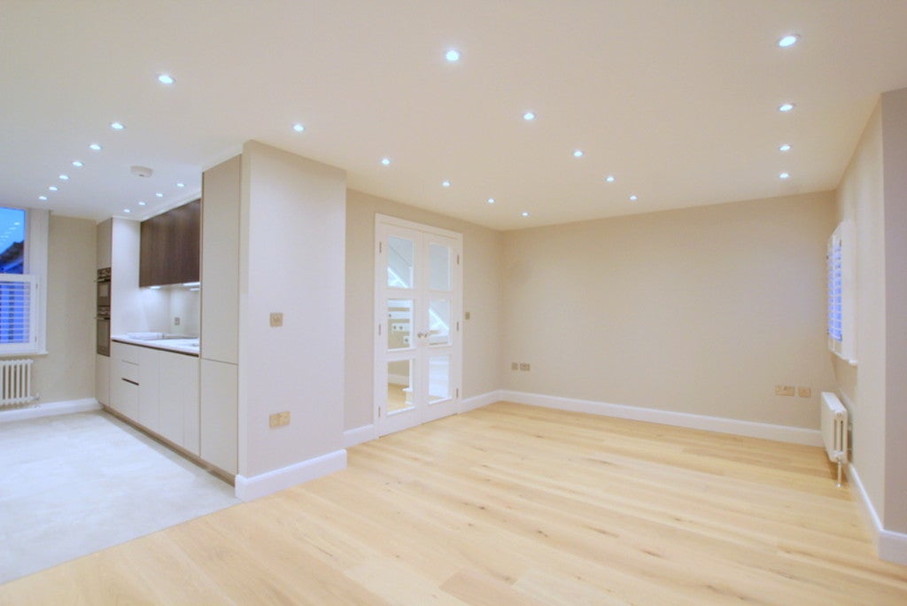 Flat Hotham Road in Greater London