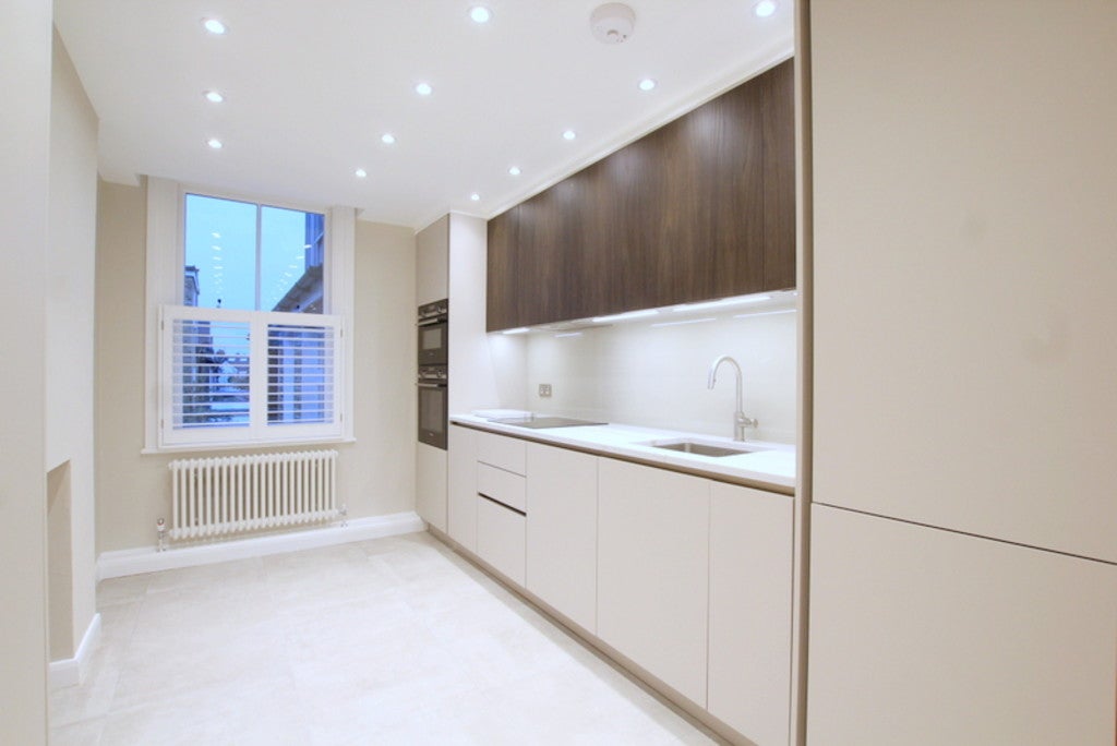 Flat Hotham Road in Greater London