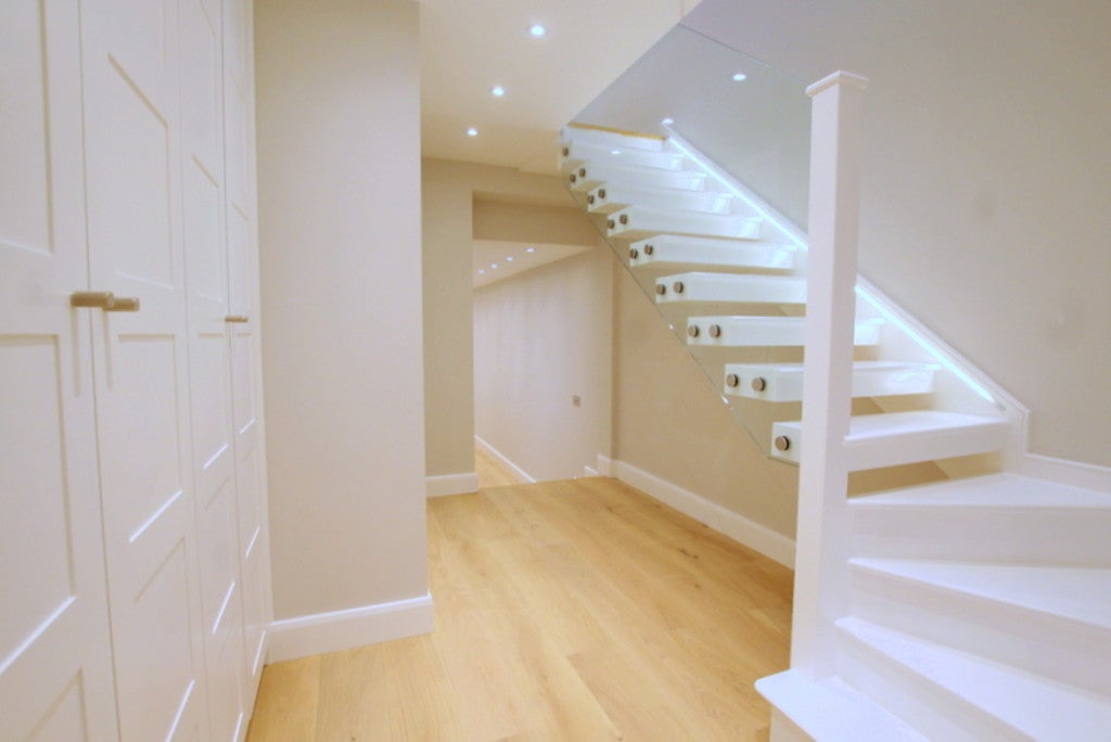 Flat Hotham Road in Greater London