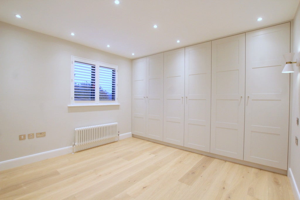 Flat Hotham Road in Greater London