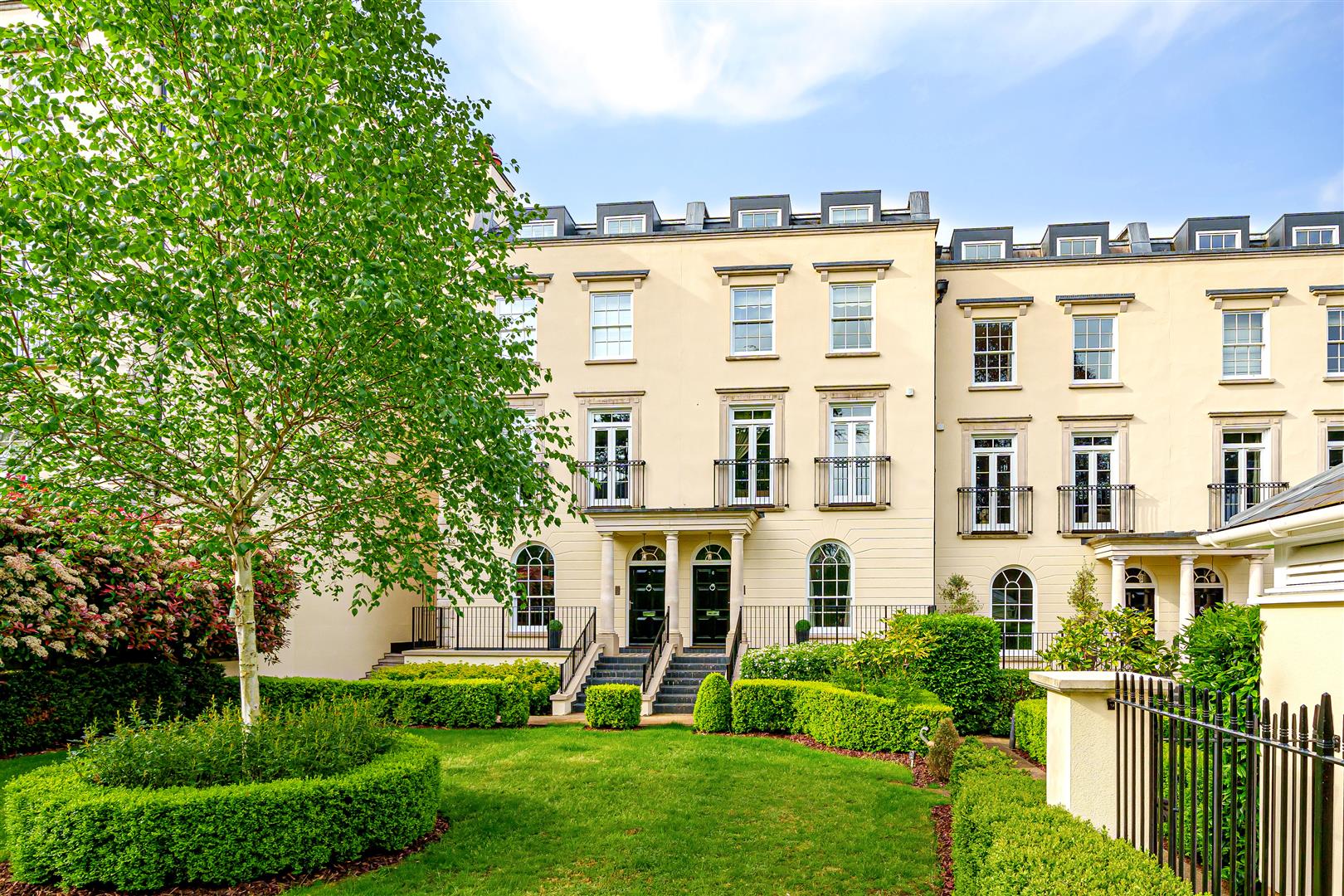 House The Knoll in Greater London