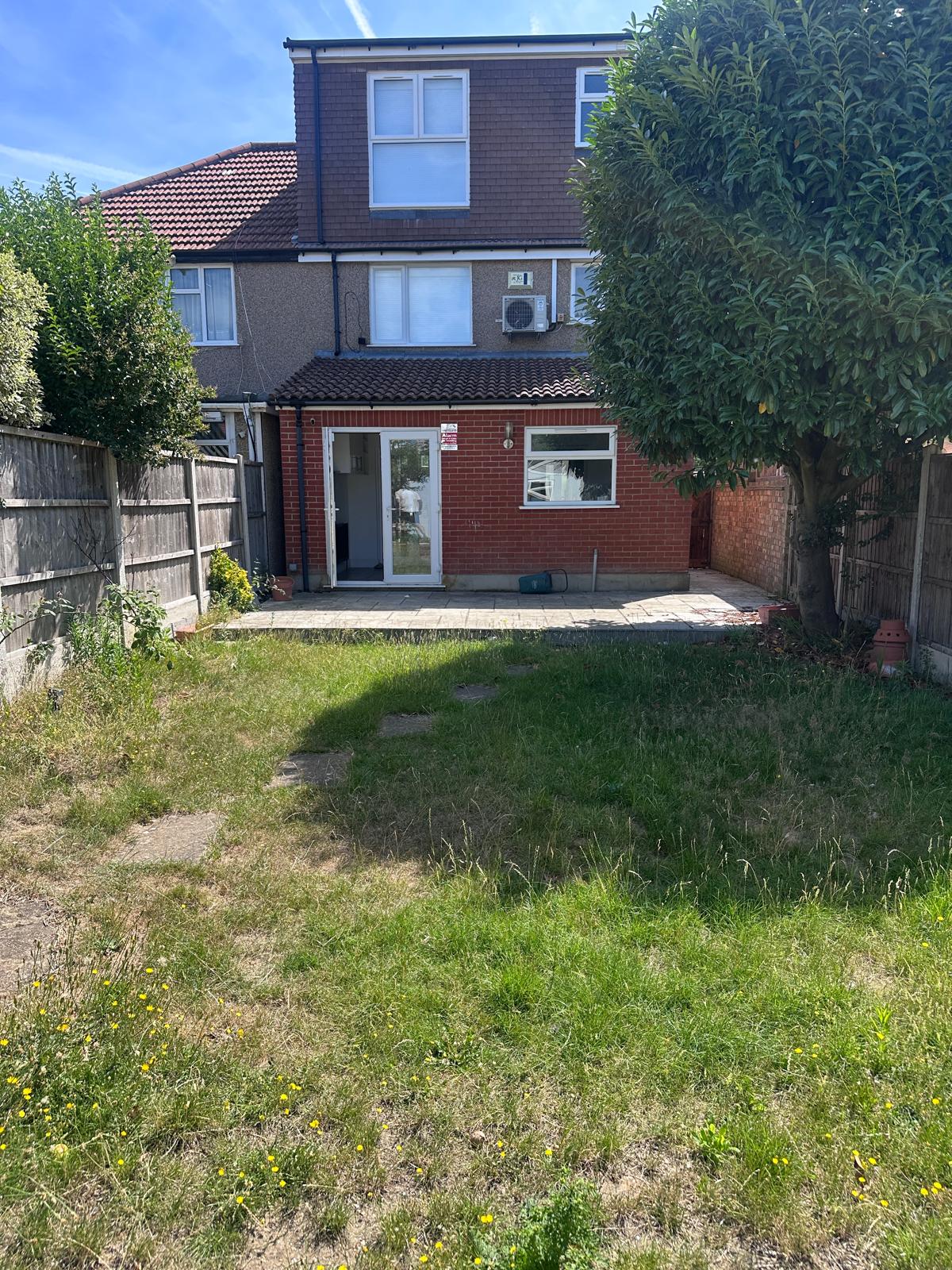 House Heston Avenue in Greater London