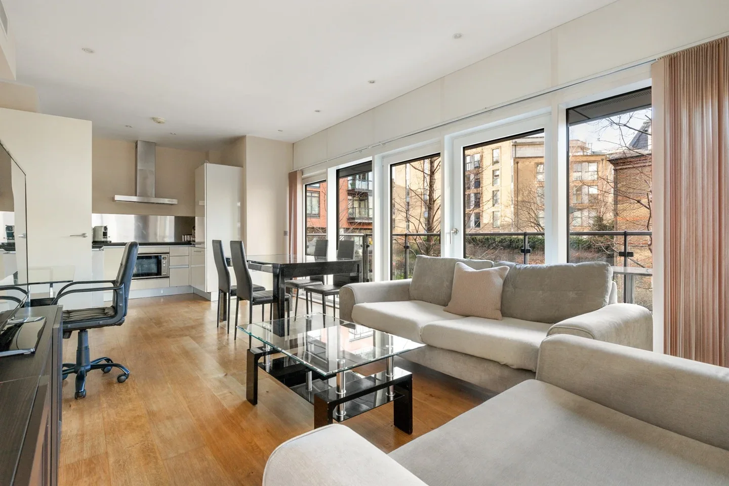 Flat Gatliff Road in City of Westminster