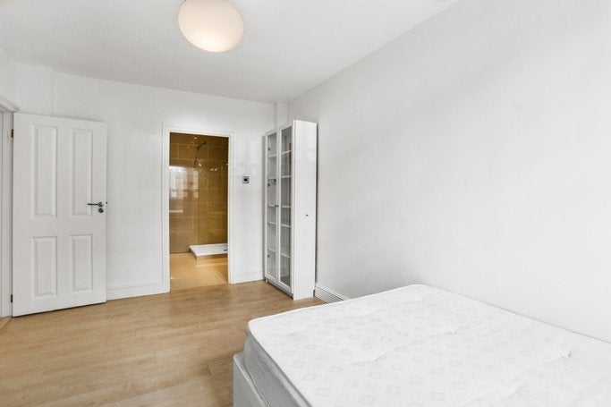 Flat Cornwall Gardens in Greater London