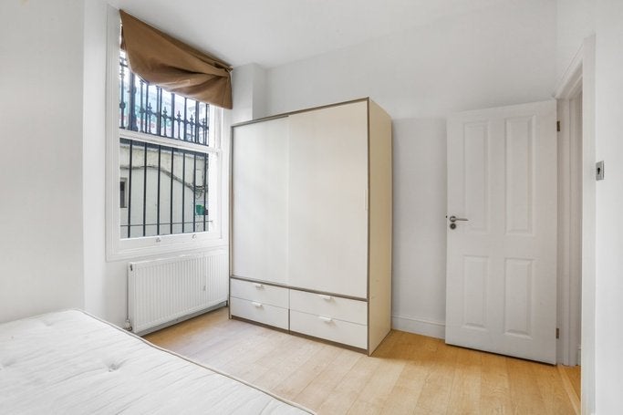 Flat Cornwall Gardens in Greater London