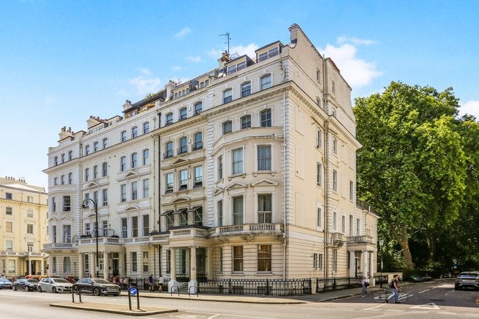 Flat Cornwall Gardens in Greater London