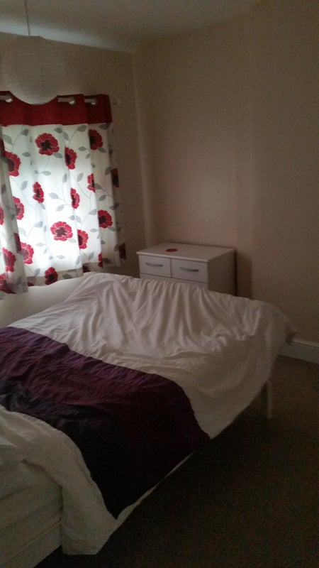 Room Larch Close in Warlingham