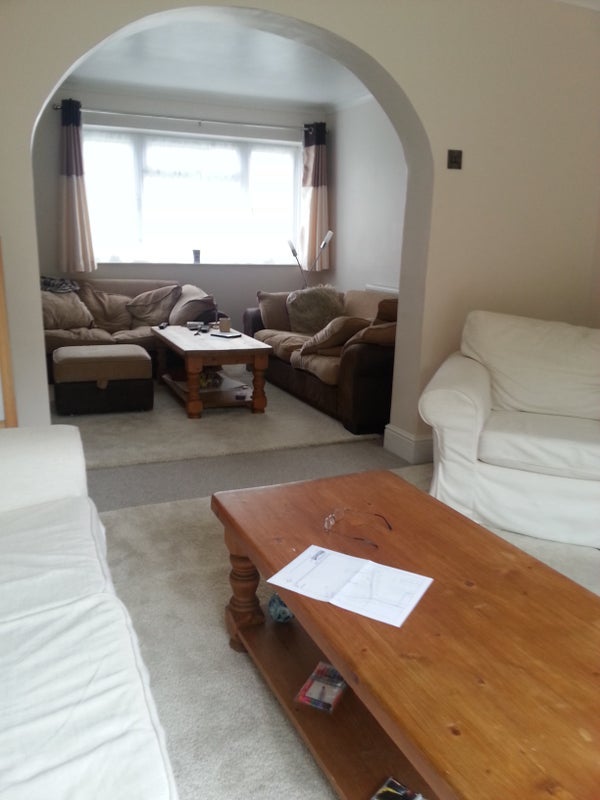 Room Larch Close in Warlingham