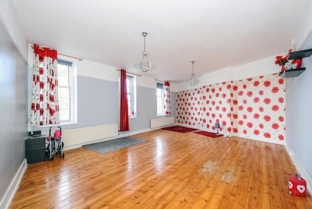 Room Pinner Road in Greater London