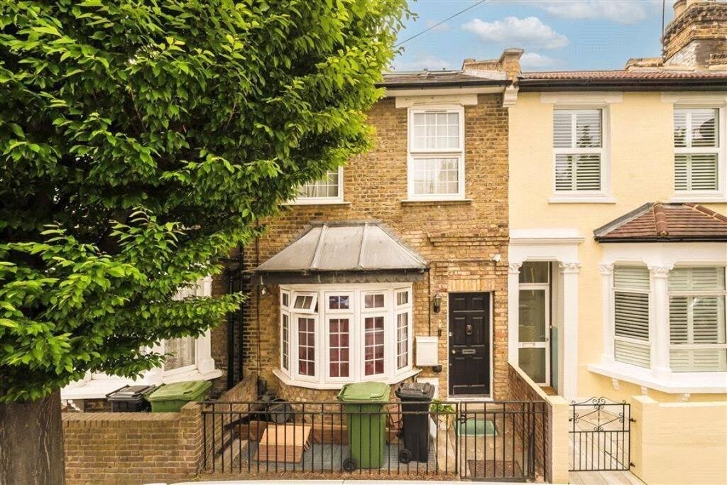 Flat Biscay Road in Greater London