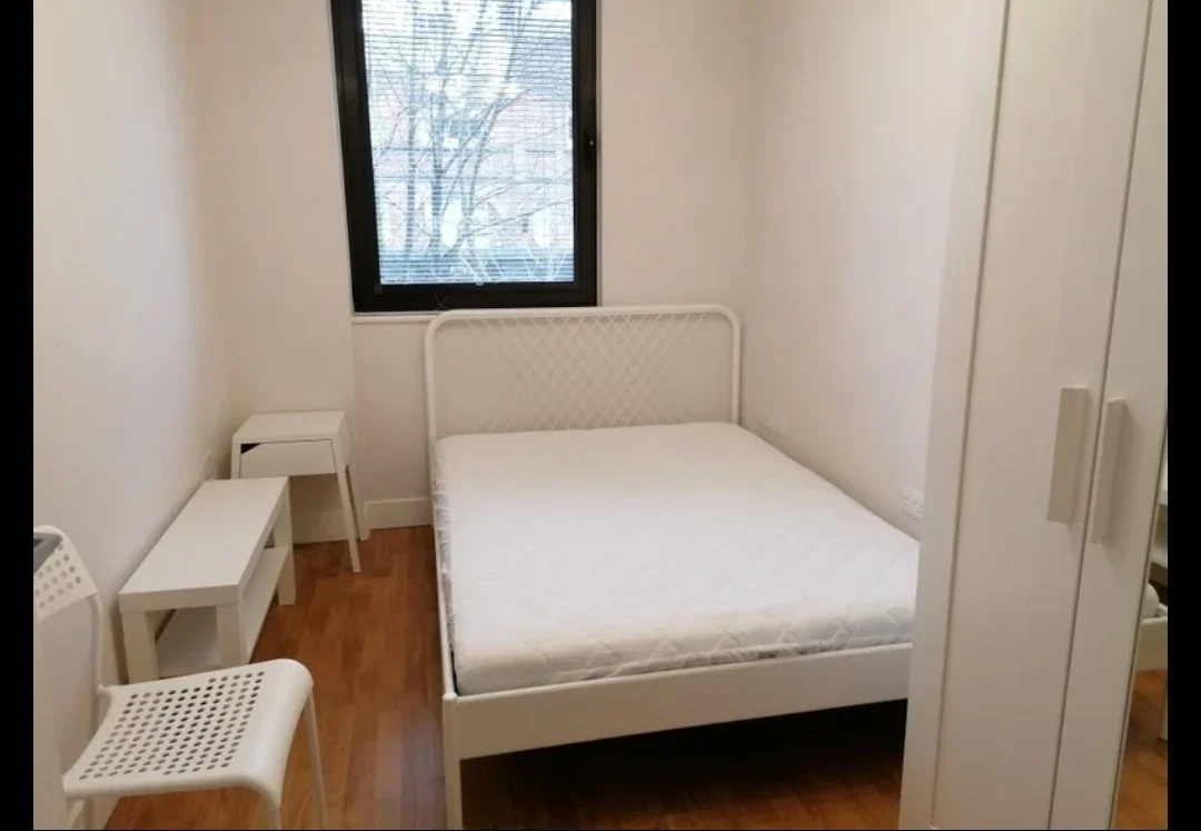 Room Carshalton Road in Greater London