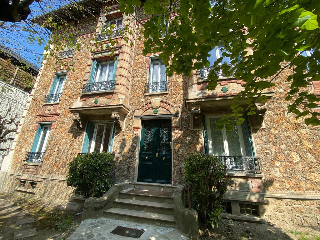Flat Square Alphonse Daudet in Le Plessis-Robinson