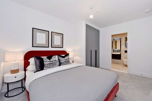 Flat Pickfords Gardens in Slough