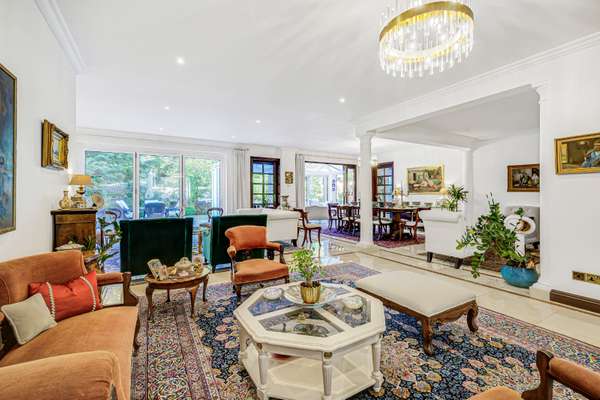 House Coombe End in Greater London